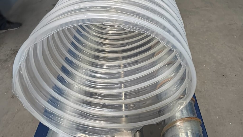 Duto flexível de poliuretano cristal de grande diâmetro com espiral de aço cobreado encapsulada na parede, encaixado em um tubo metálico